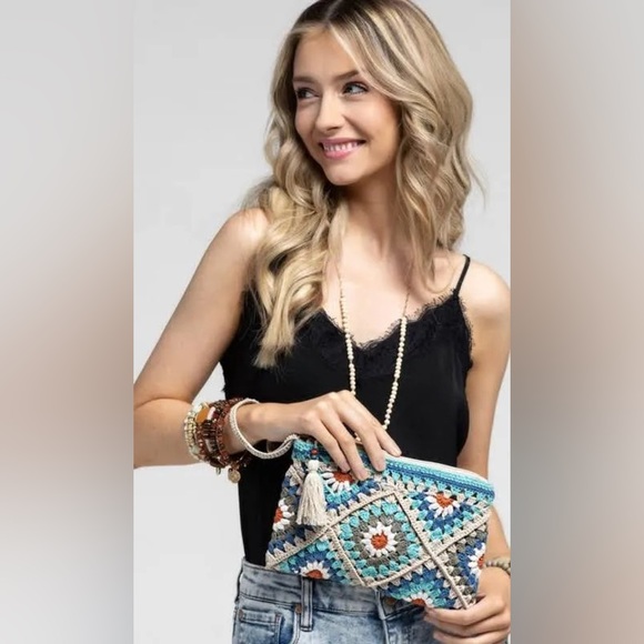 Handmade Granny Square Crochet Tile Pouch/ Clutch/ wristlet in Periwinkle blue - Picture 4 of 14